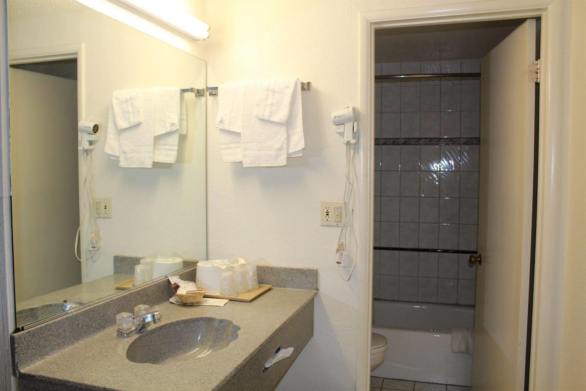 Best Whittier Inn 2*